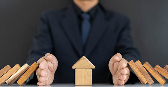 The,Concept,Of,Home,Insurance.the,Hands,Of,Businessmen,Or,Homeowners